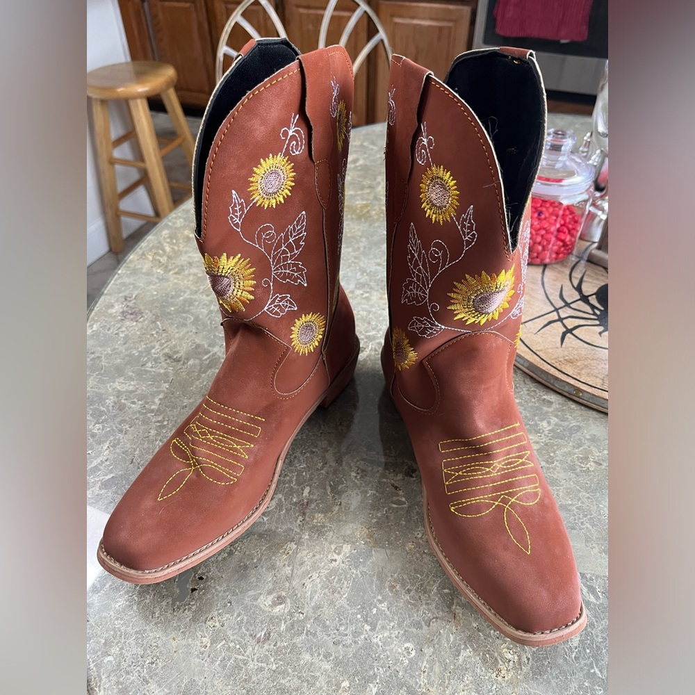 Cute sunflower cowgirl boots - Woman’s size 41  I believe equal to US size 9